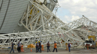 Dez assuntos que puseram o Brasil nas manchetes internacionais em 2013 Incidente em São Paulo atrasou ainda mais as obras e levantou a questão da segurança (Reuters)