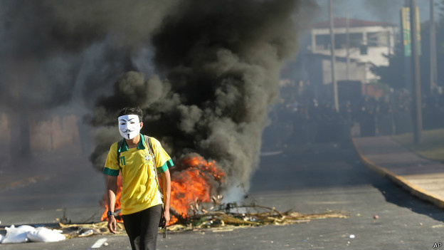 Dez assuntos que puseram o Brasil nas manchetes internacionais em 2013 Onda de protestos espontâneos tomou o país de surpresa, ofuscando a Copa das Confederações