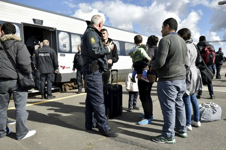Polícia dinamarquesa impede refugiados de seguirem para a Suécia Polícia dinamarquesa impede refugiados de seguirem para a Suécia