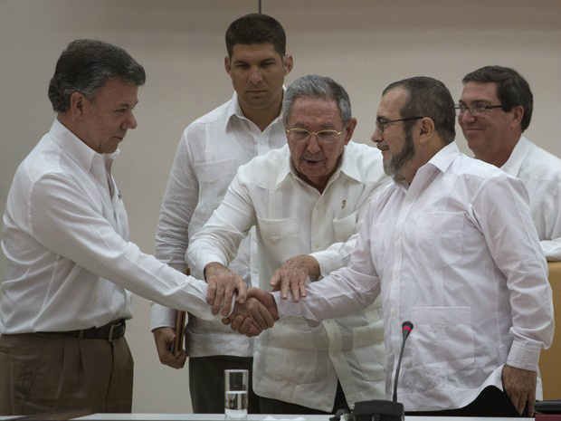 O presidente colombiano Juan Manuel Santos e o líder das Farc Timoleón Jiménez apertam as mãos / Foto: Divulgação