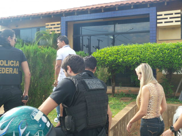 Operação Athenas foi desencadeada pela Polícia Federal no município de Naviraí; Cicinho do PT [branco] e outros quatro legisladores foram presos no dia - Foto: Osvaldo Duarte