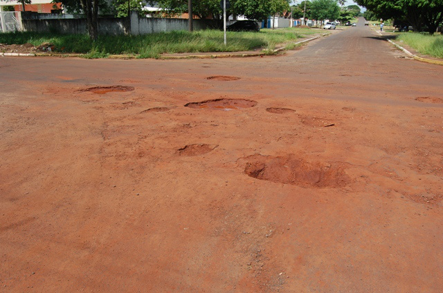 Prefeitura de Amambai inicia operação tapa-buracos Ruas da cidade estão praticamente intransitáveis