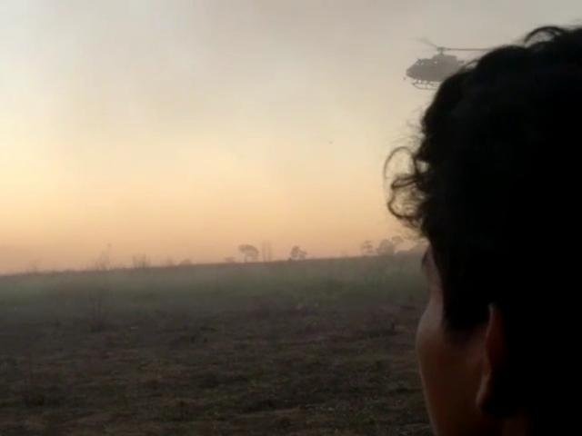 Índio observa helicóptero da PM se aproximando de fazenda invadida ontem (Foto: Reprodução)