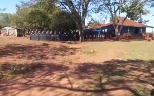 Com escudos, policiais militares enfileirados em área invadida por índios (Foto: Reprodução)