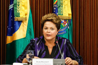 Pesquisa revela que 67% apoiam plebiscito sugerido por Dilma Presidenta Dilma atendeu solicitação dosmanifestantes de participar das decisõesdo País e propôs debate sobre a reformapolítica