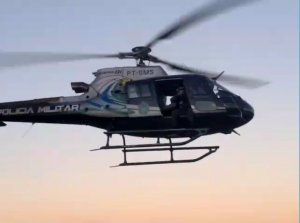 Helicóptero da PM sobrevoa fazenda invadida (Foto: Reprodução)