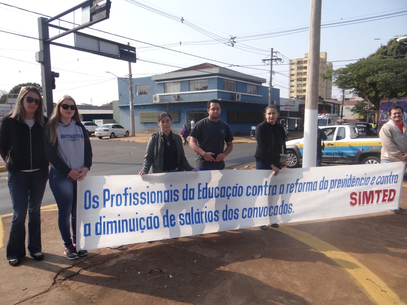 Profissionais manifestaram contra o corte no salário dos professores convocados / Foto: Moreira Produções