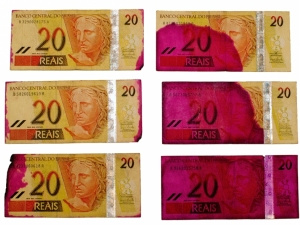 BC determina que cédulas manchadas sacadas em bancos devem ser trocadas imediatamente BC determina que cédulas manchadas sacadas em bancos devem ser trocadas imediatamente