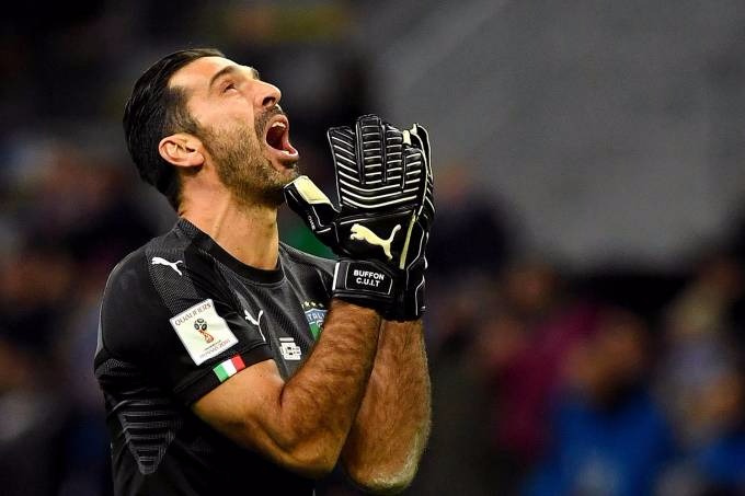 Eliminatórias: Itália empata e fica fora da Copa Buffon perde a chance de disputar a 6ª Copa na carreira (Valerio Pennicino/Getty Images)