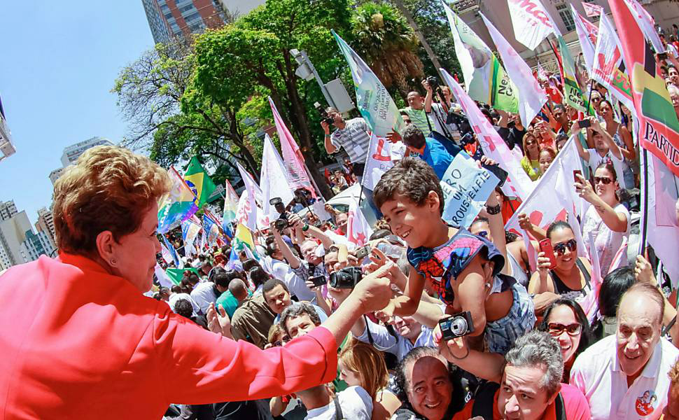 Em último ato de campanha, Dilma faz caminhada em Porto Alegre