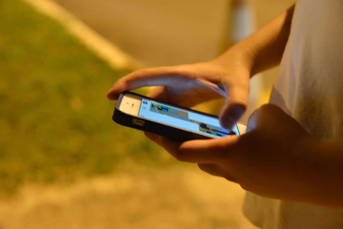Tempo gasto com celular preocupa adolescentes e pais