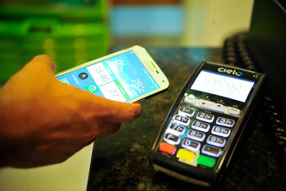 Chega ao Brasil tecnologia que permite o pagamento de compras em lojas físicas por meio de smartphones / Marcello Casal Jr/Agência Brasil