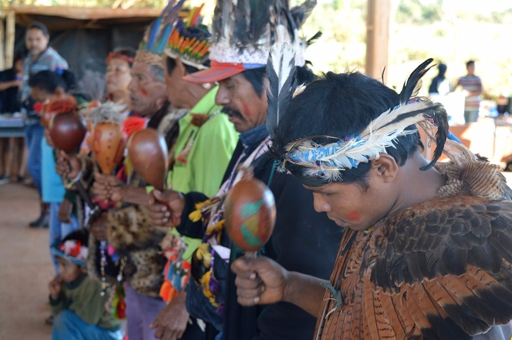 Rezadores da aldeia Amambai estiveram na Feira fazendo ritual para trazer renda e esperança à aldeia Amambai.  (Foto: Moreira Produções / Amambai Notícias)
