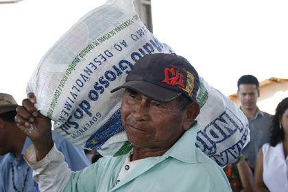Governo entrega cestas alimentares aos índios de Dourados, Juti e Ponta Porã Governo entrega cestas alimentares aos índios de Dourados, Juti e Ponta Porã