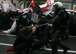Policiais enfrentam manifestantes no primeiro dia da greve geral no Chile