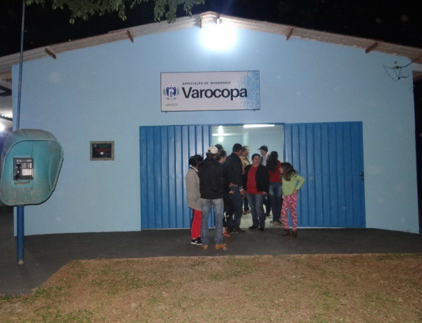 Asfalto na rua Vidal Antunes Pinto, em Amambai, é solicitado por vereador Sede da associação de moradores Varocopa / Foto: Moreira Produções