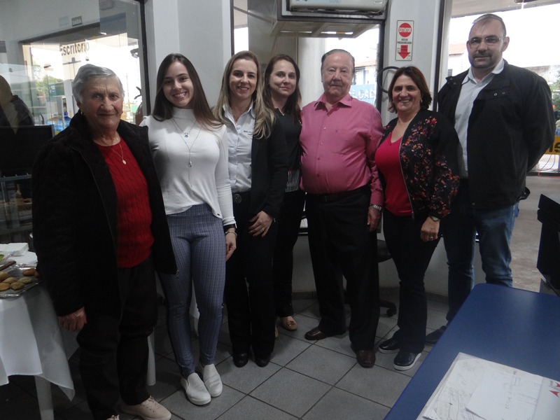 Jorge Berlitz comemora aniversário no auto posto Berlitz, ao lado da família Empresario Jorge ao lado da esposa, das filhas, da sogra e do gerente do posto Berlitz