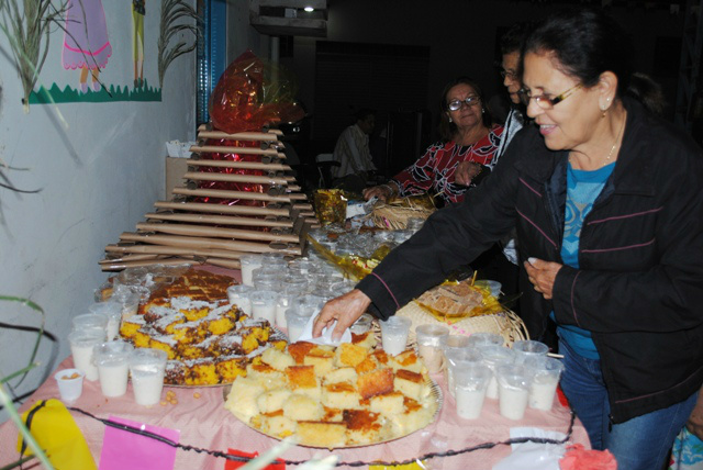     A mesa com doces típicos pode ser apreciada durante todo o Arraiá do Zé Funasa