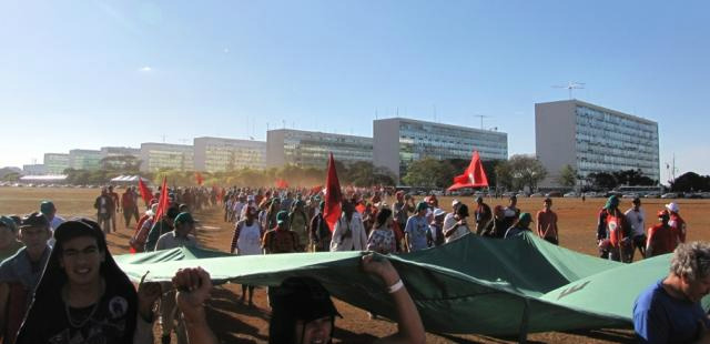 Marcha unitária reúne 15 mil trabalhadores pela Esplanada dos Ministérios