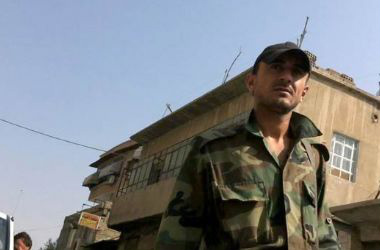 Soldado do regime de Assad patrulha rua na capital, Damasco, nesta terça-feira (31) (Foto: AFP)