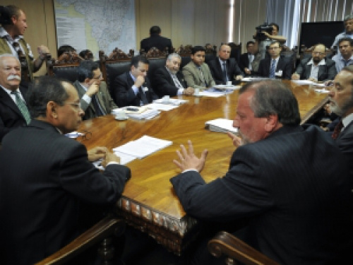 Caminhoneiros fazem acordo com governo e suspendem greve Reunião entre representantes das duas categorias aconteceu ontem