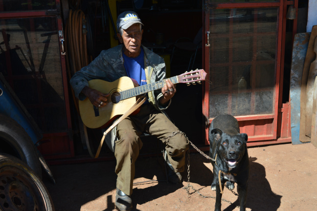Seu Miro diz que a música é sua alegria e Negona, sua companheira de todas as horas / Foto: Moreira Produções