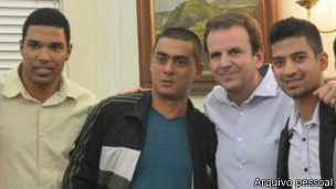Denis (esq.) levou demandas da Rocinha a reunião com o prefeito Eduardo Paes (segundo à dir.)