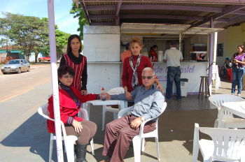 O pastel mais famoso de Amambai Cecília e Ivo, com as filhas Vera e Mara.