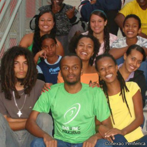 Bruno (de verde, com colegas do Conexão Periférica) vê mais gente participando de debates