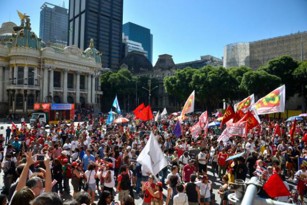 Dia do Trabalho tem protestos, prestação de serviços e shows pelo país No Dia do Trabalho, manifestantes fazem ato contra as reformas trabalhista, previdenciária e violência policial, na CinelândiaFoto: Tânia Rêgo/Agência Brasil