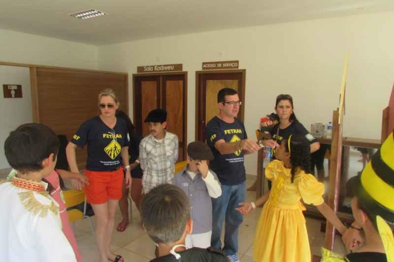 Equipe que esteve a frente dos trabalhos, diretora da escola Carla Grizi, coordenadora Márcia Loli, professor Luiz Cláudio e atriz Alessandra Tavares
