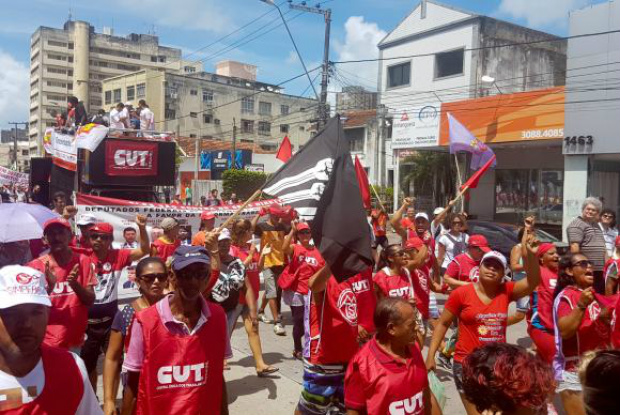 Dia do Trabalho tem protestos, prestação de serviços e shows pelo país Dia do Trabalho tem manifestação no Recife / Foto: Sumaia Villela