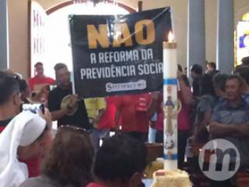 Missa tem cartazes e carta de Dom Dimas criticando fim de direitos Foto: Divulgação