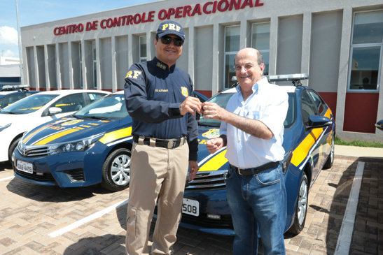 CCR MSVia entrega novas viaturas à PRF/MS Roberto Calixto, da CCR MSVia, entrega as chaves de uma viatura a Luiz Alexandre Gomes da Silva.Foto: Rachid Waqued