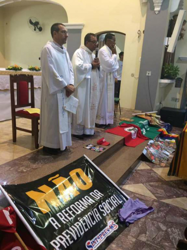 Missa tem cartazes e carta de Dom Dimas criticando fim de direitos Foto: Divulgação