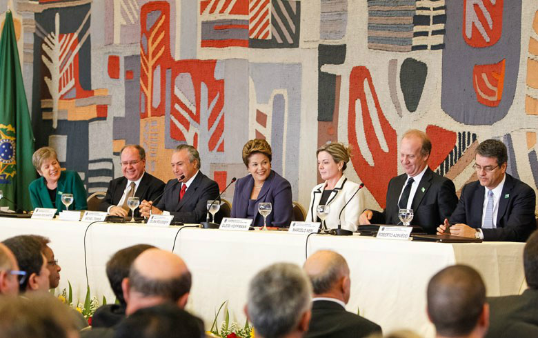 Sem criticar Congresso, Dilma volta a cobrar plebiscito para reforma política Dilma enalteceu os avanços dos últimos dez anos, mas admitiu que são insuficientes