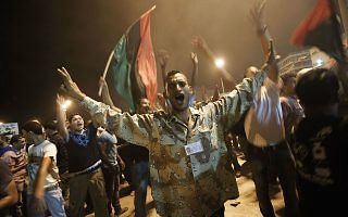 Rebeldes oferecem a Khadafi passagem livre caso entregue poder