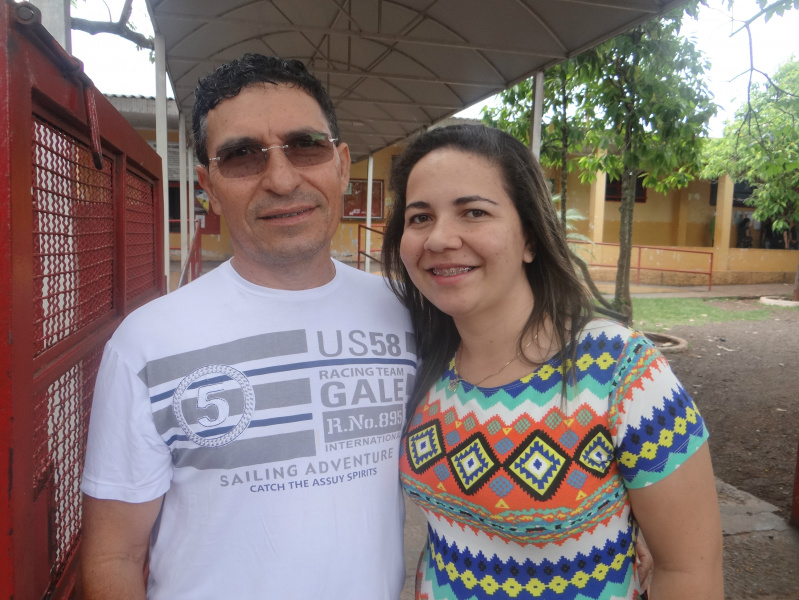 Eleitores amambaienses vão as urnas para eleger presidente e governador Alcery e sua filha após votarem/ Foto: Moreira Produções