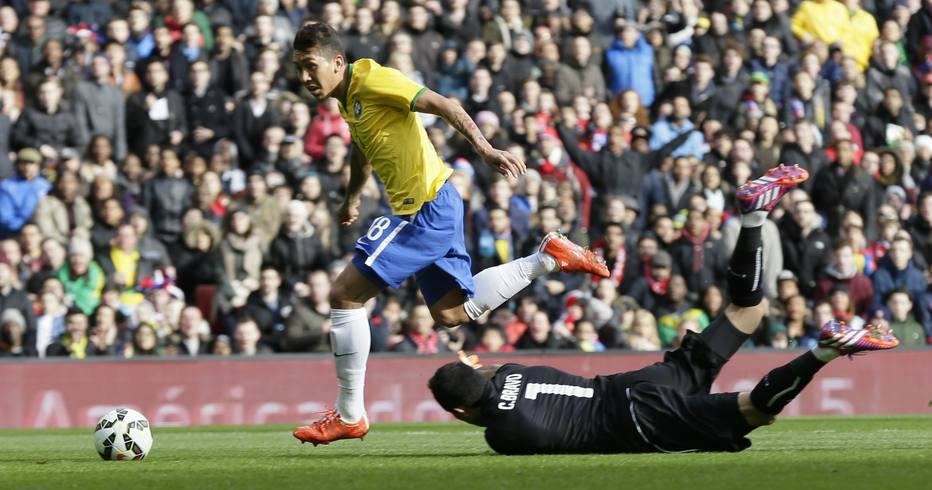 Com gol de Roberto Firmino, o Brasil manteve sua sequência de vitórias ao fazer 1 a 0 no Chile, em Londres (Foto: Tim Ireland/AP)