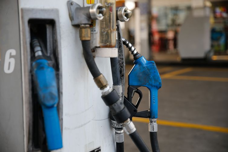 Gasolina vendida nas refinarias está mais cara a partir de hoje (30) Gasolina vendida nas refinarias está mais cara a partir de hoje (30)