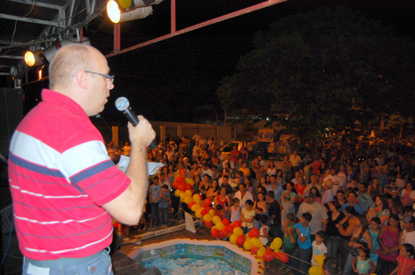 Sorteio de Celta 0 km é neste sábado em Amambai O presidente da Associação Comercial e Empresarial de Amambai, Rodrigo Selhorst, durante o sorteio realizado em 2009.