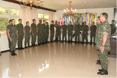 Passagem de comando do Regimento Solon Ribeiro Tenente-Coronel Ungaretti recebendo a apresentação dos oficiais do Regimento.