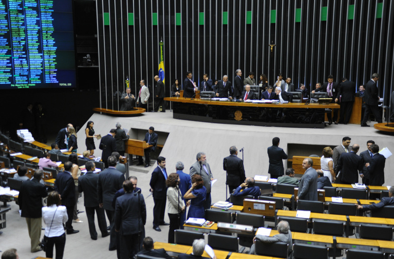 Adiada PEC sobre perda de mandato de condenados Adiada PEC sobre perda de mandato de condenados