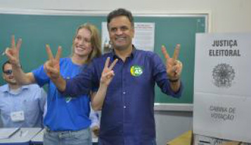 Em BH, Aécio vota acompanhado da mulher e de aliados O candidato Aécio Neves vota em Belo Horizonte, ao lado da mulher e de aliados - Valter Campanato/Agência Brasil