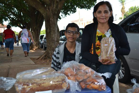 Eleitora aproveita segundo turno para aumentar renda da família em Campo Grande Maria de Fátima de Souza Dias aproveita o segundo turno das eleições para aumentar a renda da família em Campo Grande - Pollyane Marques