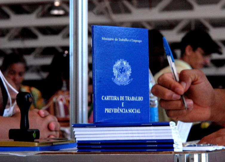 Desemprego cai para 12,3%, mas ainda abrange 12,9 milhões de pessoas Desemprego cai para 12,3%, mas ainda abrange 12,9 milhões de pessoas