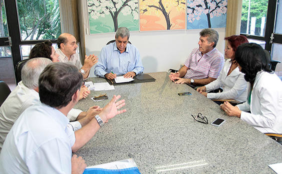 A reunião na Governadoria contou ainda com a presença dos secretários de saúde dos municípios de Corumbá e de Dourados