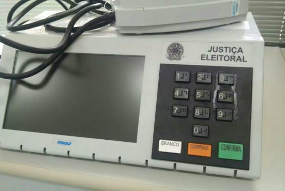Eleitor cola tecla de urna em Goiás e é procurado pela Polícia Federal O eleitor já foi identificado e está sendo procurado pela Polícia Federal - Marcelo Brandão