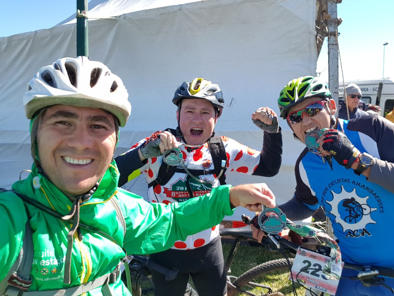 Ciclistas amambaienses participam de competição na Serra do Rio do Rastro Os ciclistas amambaienses Ramon Batista Moreira, Edson Estigarribia e Eurico Bueno / Foto: Ramon Batista