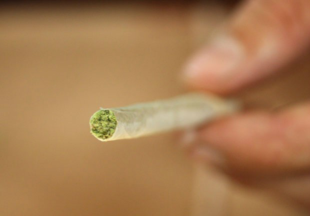 Estudo diz que 1,5 milhão de pessoas usam maconha diariamente no país Sobre a legalização da maconha, 75% se disseram contrários (Foto: David McNew/Getty Images/AFP)
